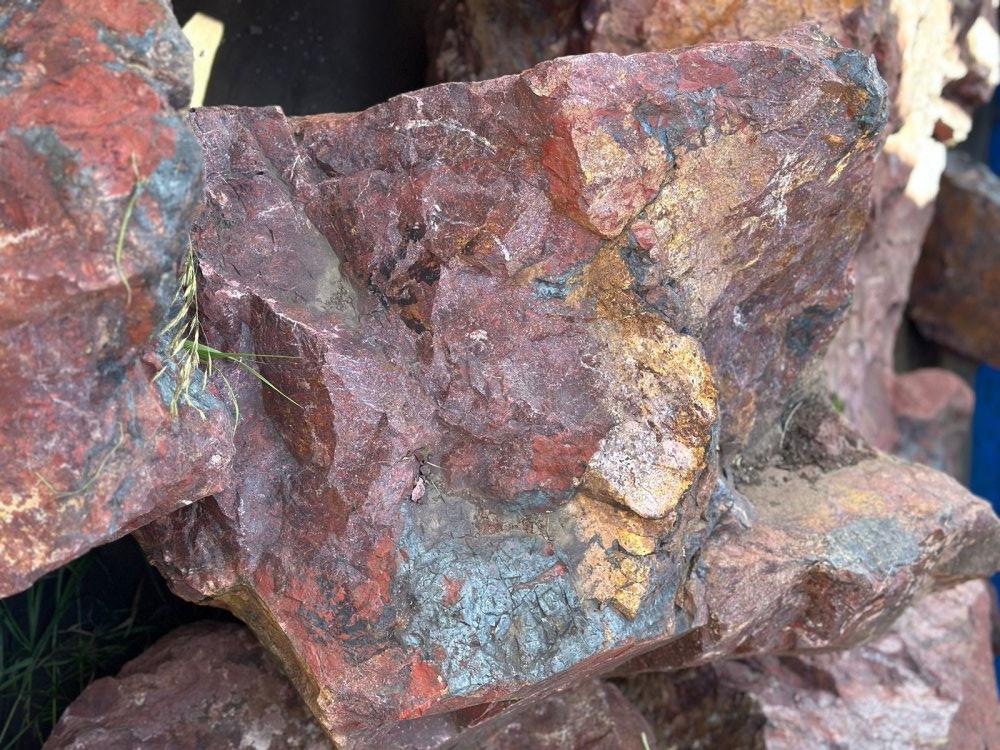 Камни для ландшафтного дизайна красно-фиолетовые 10-60 килограмм купить в Обнинску