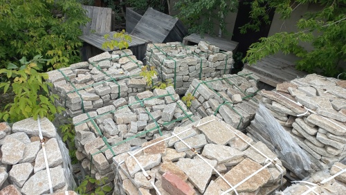 Гранитный плитняк галтованный для мощения купить в Обнинску