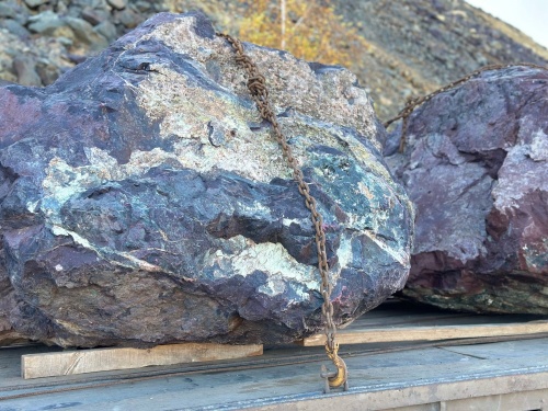 Огромные красно-фиолетовые валуны для ландшафтного дизайна весом более 5 тонн купить в Обнинску