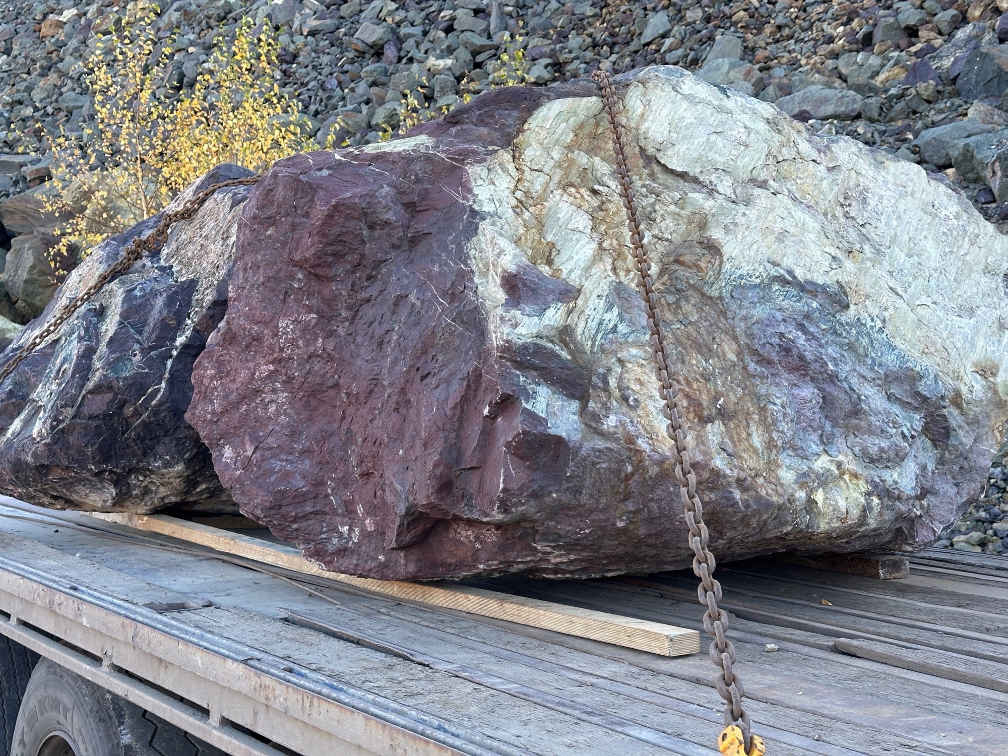 Огромные красно-фиолетовые валуны для ландшафтного дизайна весом более 5 тонн купить в Обнинску