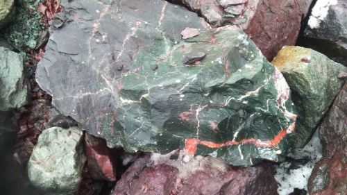 Гигантские зелёные валуны для ландшафтного дизайна весом более 5 тонн купить в Обнинску