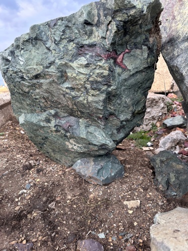 Гигантские зелёные валуны для ландшафтного дизайна весом более 5 тонн купить в Обнинску