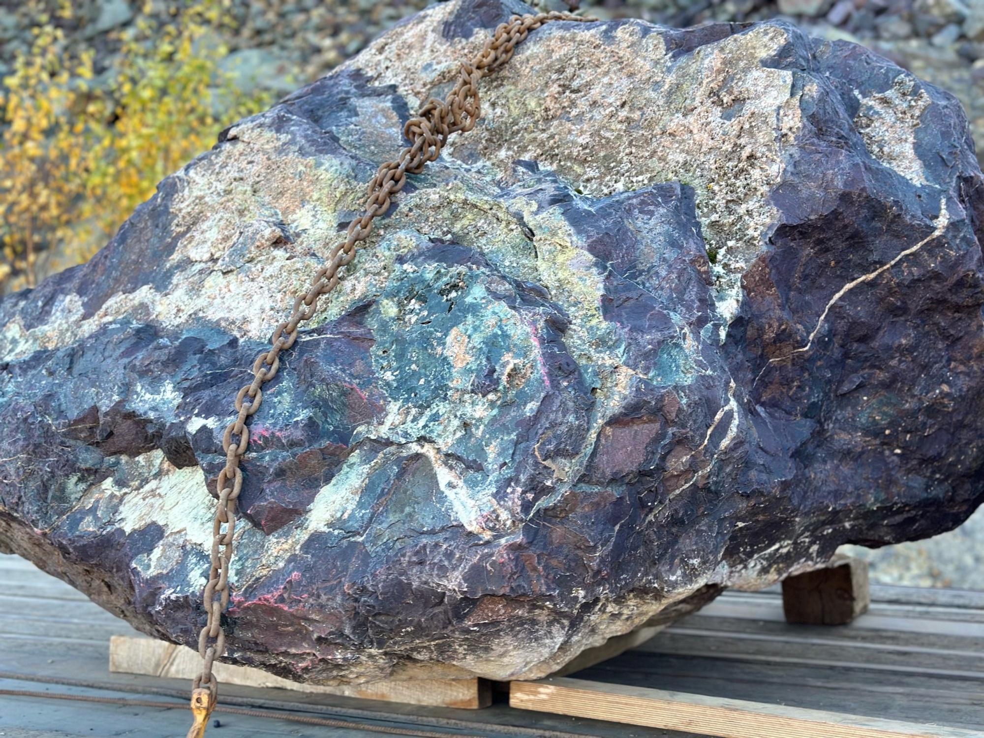 Огромные красно-фиолетовые валуны для ландшафтного дизайна весом более 5 тонн купить в Обнинску