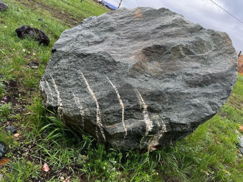 Гигантские зелёные валуны для ландшафтного дизайна весом более 5 тонн купить в Обнинску