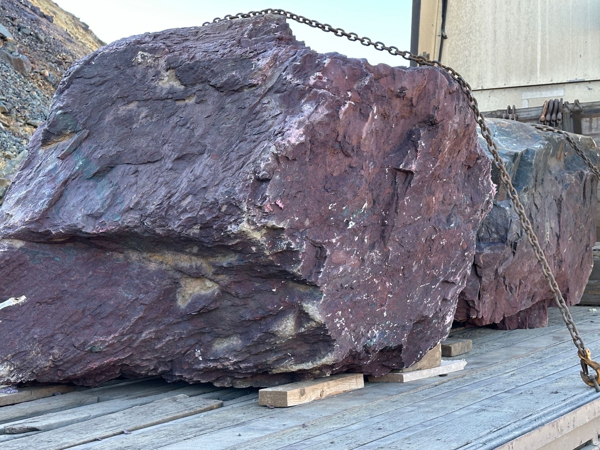 Огромные красно-фиолетовые валуны для ландшафтного дизайна весом более 5 тонн купить в Обнинску