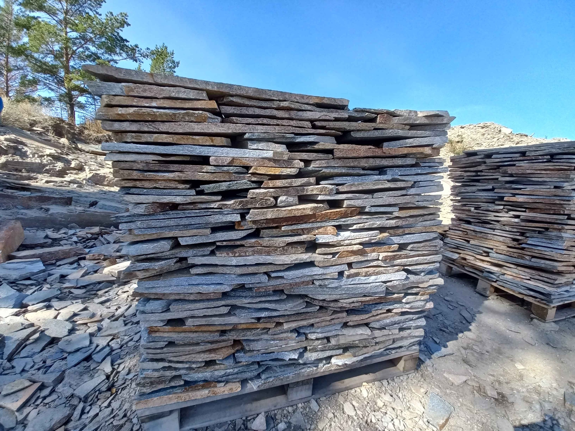 Плитняк златолит серебристый для фасада купить в Обнинску