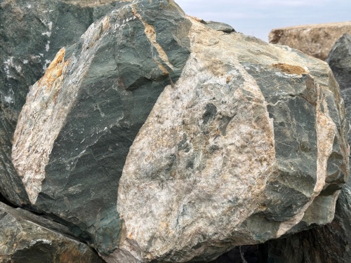 Гигантские зелёные валуны для ландшафтного дизайна весом более 5 тонн купить в Обнинску